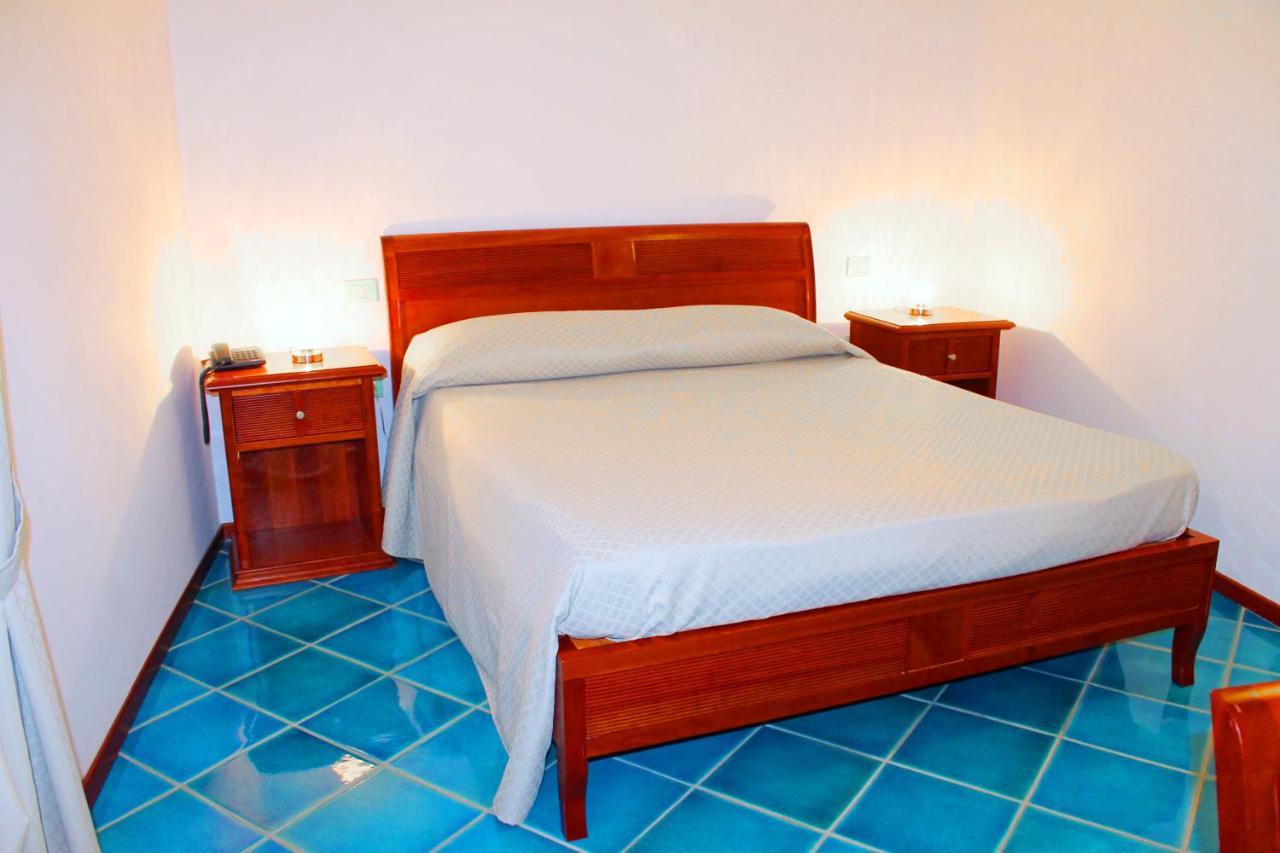 Hotel Pisacane Sapri Bagian luar foto