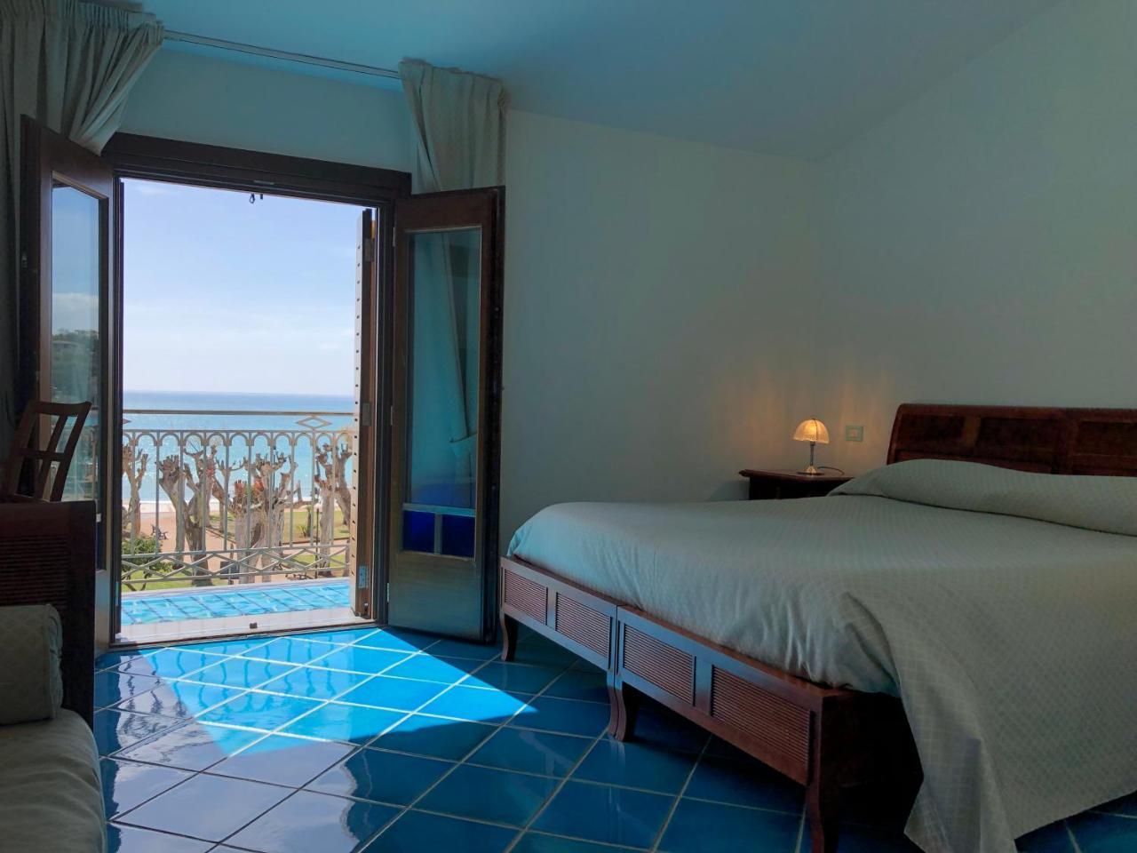 Hotel Pisacane Sapri Bagian luar foto